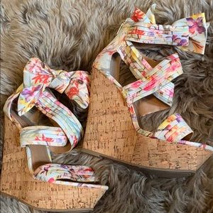 Zigisoho floral wedge